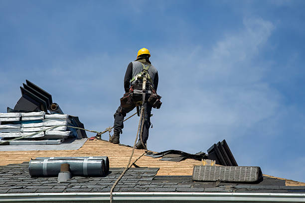 Professional Gutter Installation technician working in New London, IA